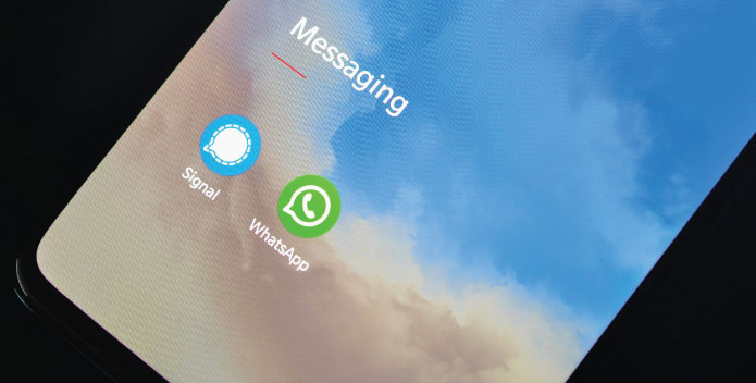 SIgnal and WhatsApp messaging apps logos